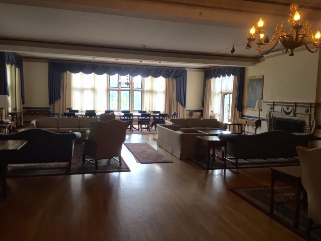 宿舍楼的lounge, 下午、晚上都有很多学生在这学习 宿舍楼的lounge, 下午、晚上都有很多学生在这学习
